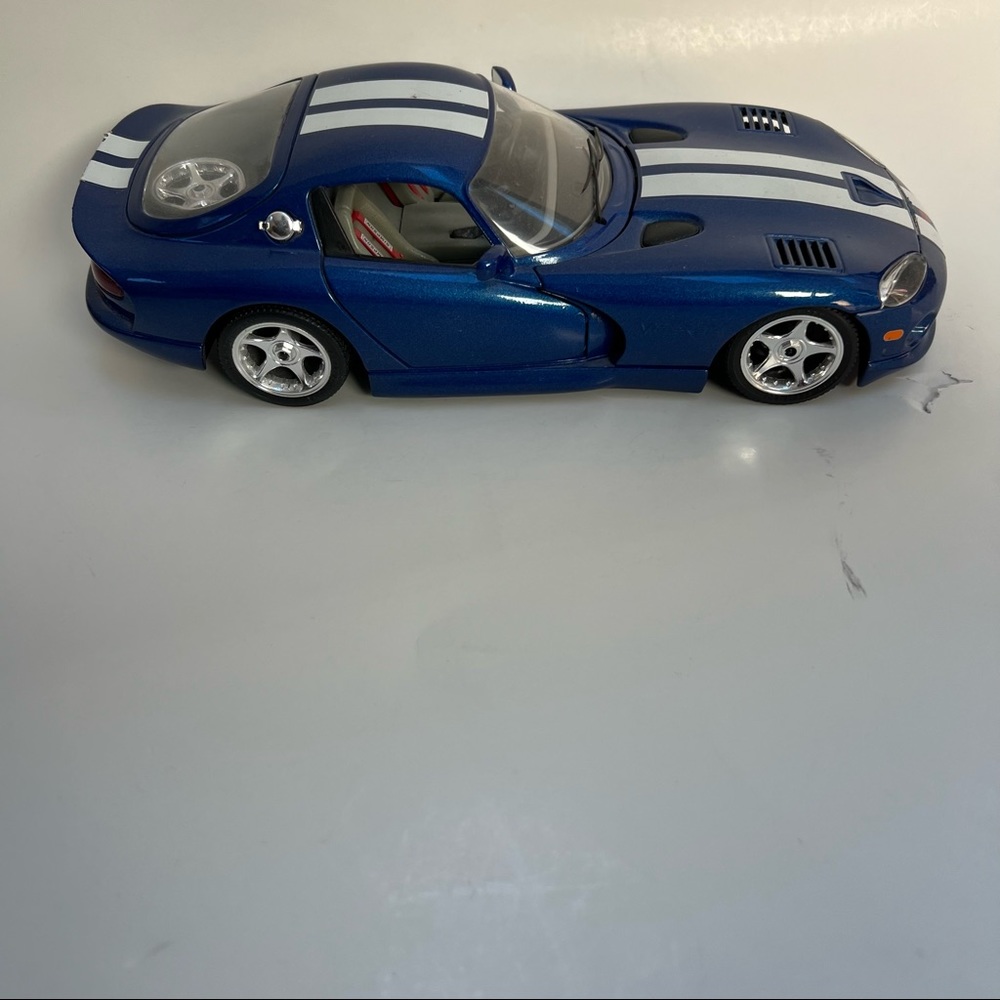 1996 BBurago Dodge Viper GTS Model Car 
L
